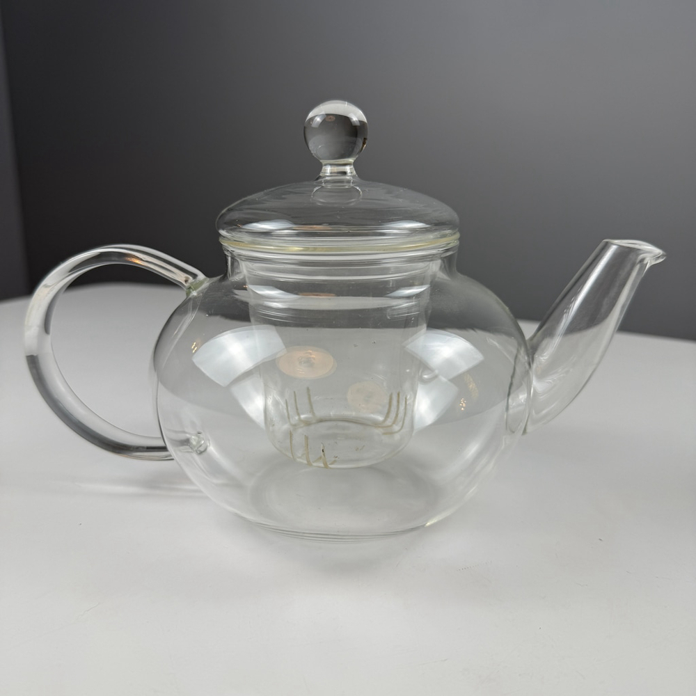 borosilicate glass teapot with a glass infuser for loose-leaf tea.